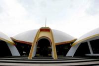 Indahnya Masjid Jami` Baitul Amien Jember Dengan Kubah Satu Menara