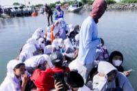 Serunya Mudik Dengan Kapal Kayu Ala Santri Situbondo