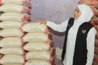 Jelang Lebaran, Khofifah Salurkan 102.754 Ton Beras ke Jutaan Penerima