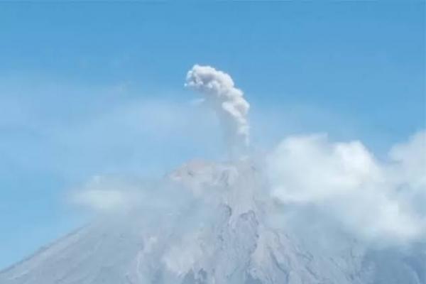 Gunung Semeru semburkan abu vulkanik setinggi 700 meter, namun tidak mengubah status SIAGA atau Level III Pusat Vulkanologi dan Mitigasi Bencana Geologi (PVMBG). (Foto.Istimewa)