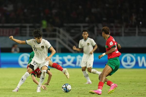 Timnas Indonesia U-17 dipaksa menelan kekalahan dalam laga terakhir Grup A Piala Dunia U-17 2023. Garuda Muda takluk 1-3 kontra Maroko di Stadion Gelora Bung Tomo, Surabaya, Kamis (16/11/2023) malam.