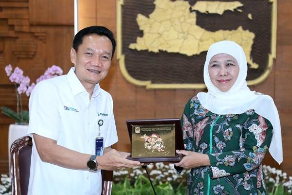 Gubernur Jawa Timur Khofifah Indar Parawansa menerima kunjungan  Kepala Divisi Regional (Divre) Perhutani Jawa Timur Asep Dedi Mulyadi di Gedung Negara Grahadi, Surabaya, Selasa (5/12). 