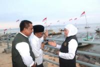 Berhasil Membangun Kawasan Pesisir, Khofifah Terima Tanda Kehormatan Satyalancana Wira Karya 