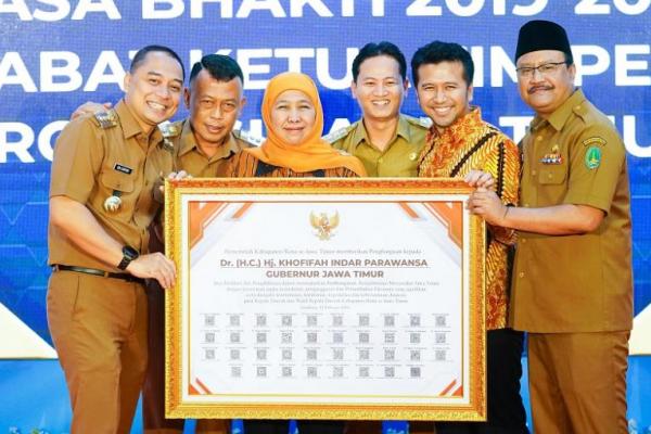 Wali Kota Pasuruan Saifullah Yusuf atau Gus Ipul mencandai para kepala daerah dari Kota Surabaya, Kabupaten Ponorogo dan Kabupaten Trenggalek yang didukung PDIP terkait hasil Pilpres 2024, untuk mencairkan suasana dalam acara serah terima jabatan Gubernur - Wakil Gubernur Jawa Timur kepada Pj Gubernur Adhy Karyono di Surabaya. 