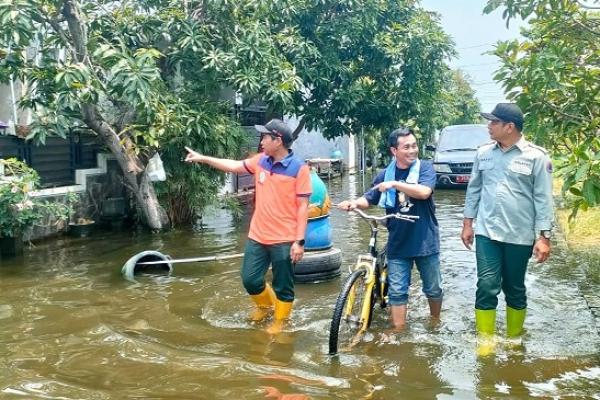 Banjir yang terjadi di Kecamatan Candi Sidoarjo mendapatkan atensi khusus dari Kalaksa BPBD Jatim Gatot Soebroto. Secara khusus pejabat yang ramah tersebut mendatangi titik banjir yang ada di Kelurahan Kendalpecabean. Titik pertama yang dituju adalah Perumahan Green Residence.
