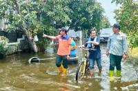 Kalaksa BPBD Jawa Timur mendapatkan penjelasan dari warga perumahan Alam Mutiara Candi yang wilayahnya terdampak banjir besar di Sidoarjo ( Foto : Humas BPBD Jatim )