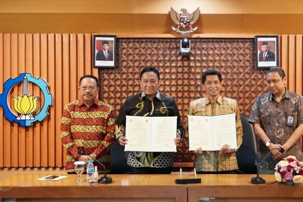 Wagub Kalimantan Tengah Edy Pratowo S.Sos, MM bersama Warek IV ITS Bambang Pramujati menandatangani MOU pengelolaan sumber daya wilayah ( Foto : Humas ITS ) 