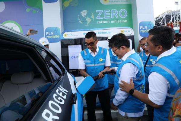 PLN lakukan terobosan dalam upaya membangun ekosistem hidrogen dengan mengoperasikan stasiun pengisian hidrogen untuk kendaraan  yang pertama di Indonesia ( Foto : Humas PLN )  