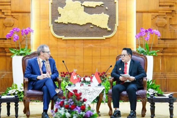 Penjabat (Pj) Gubernur Jawa Timur Adhy Karyono menerima kunjungan Duta Besar Swiss untuk Indonesia, Timor Leste dan ASEAN Olivier Zehnder di Gedung Negara Grahadi pada Kamis, (22/2).