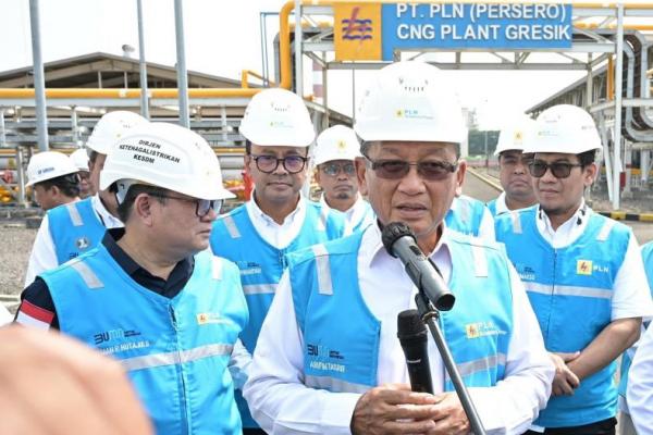 Menteri Energi dan Sumber Daya Mineral (ESDM), Arifin Tasrif memastikan pasokan energi listrik bagi masyarakat andal selama periode Ramadan dan Hari Raya Idul Fitri 1445 Hijriah. Dalam kunjungannya ke Pembangkit Listrik Tenaga Gas Uap (PTLGU) Gresik pada Kamis (4/4), Arifin mengapresiasi langkah PLN dalam menjaga sistem listrik yang andal bagi masyarakat.
