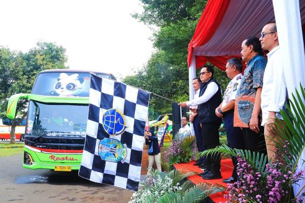 Penjabat (Pj) Gubernur Jawa Timur Adhy Karyono didampingi Kepala Dinas Perhubungan Jatim, Nyono memberangkatkan program mudik bareng gratis ke Jatim dari Padepokan Pencak Silat Taman Mini Indonesia Indah (TMII) Jakarta pada Jumat, (5/4).
