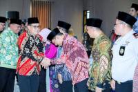 Lantik PPIH Embarkasi Surabaya, Pj. Gubernur Jatim Ingatkan Komitmen Layanan Prima Bagi Jemaah Haji