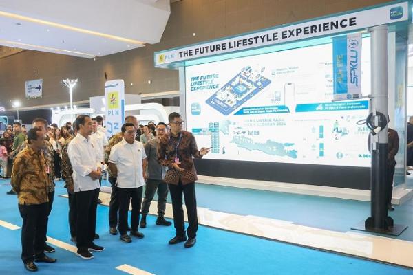 Dirut PLN Darmawan Prasodjo paparkan kesiapan infrastruktur pendukung ekosistem kendaraan listrik kepada Presiden Joko Widodo di Booth PLN PEVS 2024 
