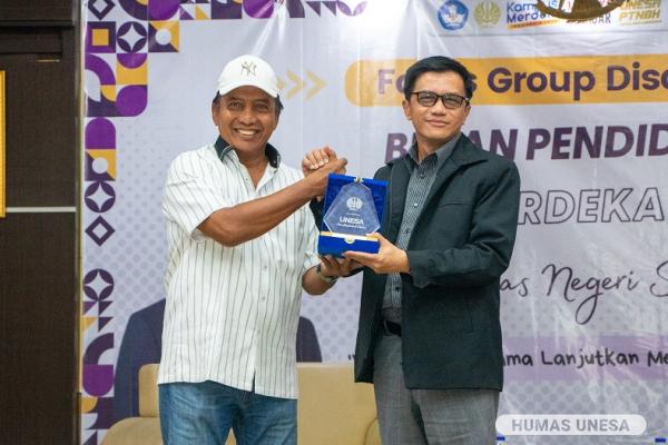 Pimpinan Universitas Negeri Surabaya (UNESA) memastikan tidak ada kenaikan uang kuliah tunggal atau UKT mahasiswa pada tahun 2024. Hal ini sudah menjadi komitmen UNESA sejak menjadi PTNBH (Perguruan Tinggi Negeri Badan Hukum).