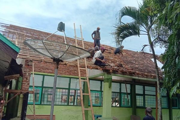 Pemprov Jawa Timur mulai memperbaiki fasum di Bawean yang rusak imbas gempa beberapa waktu lalu ( Foto : Istimewa ) 