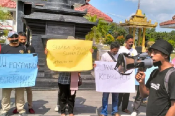 Tolak RUU Penyiaran, Wartawan Lumajang Gelar Aksi Tutup Mulut