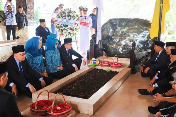 Bulan Bung Karno, Pj Gubernur Jatim Ziarah ke Makam Proklamator RI