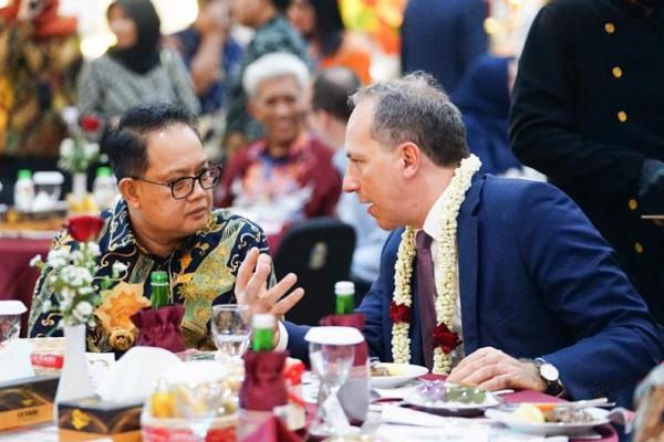 Penjabat (Pj) Gubernur Jawa Timur Adhy Karyono memperkenalkan keindahan Pariwisata Jawa Timur melalui tayangan slide video saat Welcome Diner Joint Working Group (JWG) Indonesia-Prancis di Gedung Negara Grahadi, Surabaya, Selasa (2/7) malam.