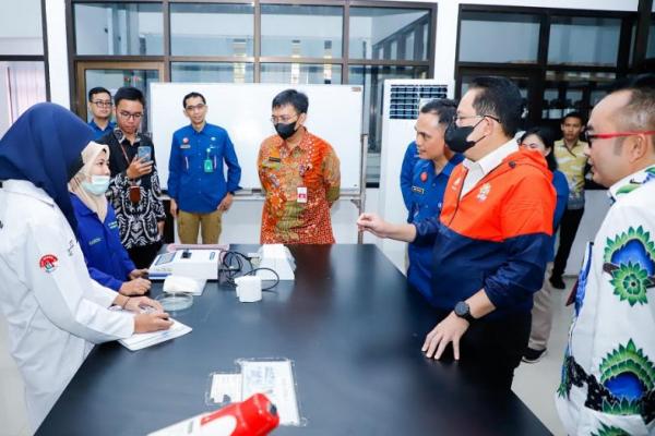  Penjabat (Pj) Gubernur Jawa Timur Adhy Karyono meninjau dua Unit Pelaksana Teknis (UPT) milik Dinas Perindustrian dan Perdagangan (Disperindag) Provinsi Jawa Timur, Kamis (11/7).