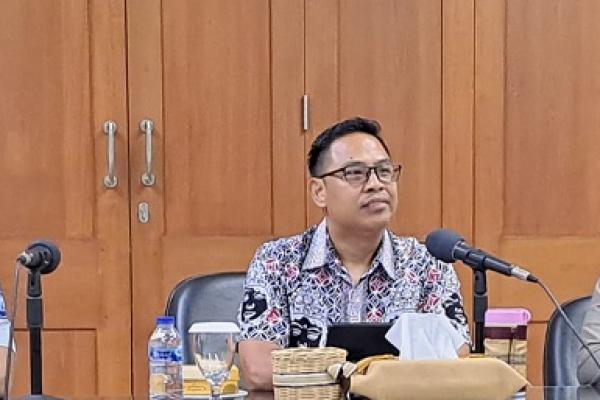 Untuk meringankan beban masyarakat Jawa Timur serta meningkatkan penerimaan Pendapatan Asli Daerah dan mewujudkan akurasi data kepemilikan kendaraan bermotor yang telah mengalami peralihan hak kepemilikan kendaraan; Bapenda Jatim.kembali melakukan pembebasan pajak daerah di tahun ini. Kegiatan yang banyak dinantikan masyarakat Jatim. khususnya yang menunggak pembayaran pajak kendaraan bermotor juga dalam rangka memperingati Hari Ulang Tahun ke-79 Kemerdekaan Republik Indonesia. Ini disampaikan Kabid Pajak Bapenda Jatim. Krisna Bima Sakti usai acara Konpers yang berlangsung di Kantor Bapenda Jatim, Surabaya Sabtu 13/7/24.