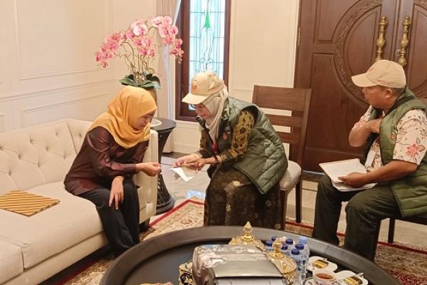 Gubernur Jawa Timur (Jatim) periode 2019-2024, Khofifah Indar Parawansa mengajak seluruh warga Indonesia khususnya Jatim untuk memberikan ruang dan waktu kepada timPetugas Pemutakhiran Data Pemilih (Pantarlih) untuk saling menyesuaikan data di masing-masing rumah