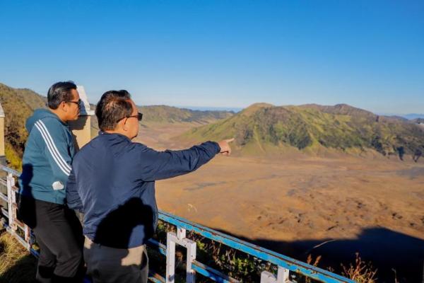 Menggali keunggulan pariwisata Jawa Timur seakan tak ada habisnya. Usai sempat menjajal paralayang di Kota Batu beberapa waktu lalu, hari ini Kamis (18/7/2024), giliran puncak bukit B29 di Kabupaten Lumajang disambangi oleh Pj. Gubernur Jawa Timur Adhy Karyono.
