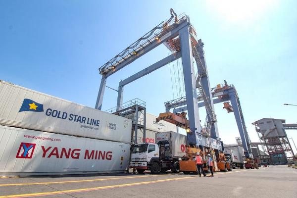 Perkuat Operasional Lapangan, Terminal Teluk Lamong Tambah 2 RTGC 