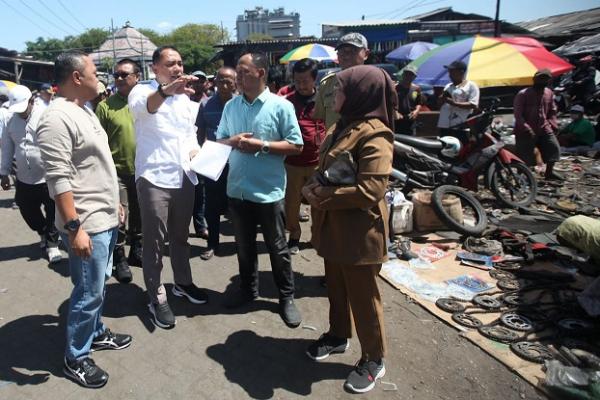 Wali Kota Surabaya Eri Cahyadi melalukan inspeksi mendadak (sidak) di Pasar Loak Dupak yang berada di wilayah Kecamatan Asemrowo, Kota Surabaya, Senin (5/8/2024). Sidak tersebut merupakan tindak lanjut dari penertiban pedagang kaki lima (PKL) Pasar Loak yang dilakukan Satpol PP Kota Surabaya pada (8/7/2024) lalu.