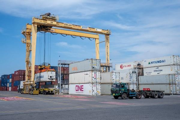  Arus peti kemas di PT Terminal Petikemas Surabaya (TPS) pada bulan Januarisampai dengan Juli tahun 2024 naik 10,11% dibandingkan dengan periode yang sama pada tahun2023. Pada tujuh bulan pertama tahun 2023, jumlah arus peti kemas tercatat sebesar 807.454 TEUs, sedangkan pada periode yang sama tahun 2024 jumlahnya meningkat tajam mencapai 889.142 TEUs. Pencapaian ini didorong oleh kontribusi dari peti kemas internasional sebanyak 842.467 TEUs dan peti kemas domestik sebanyak 46.675 TEUs