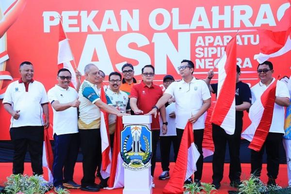 Penjabat (Pj.) Gubernur Jawa Timur Adhy Karyono membuka Pekan Olahraga ASN lingkungan Pemerintah Provinsi Jawa Timur di Halaman Kantor Gubernur Jatim Jalan Pahlawan 110 Surabaya, Kamis (8/8) pagi.