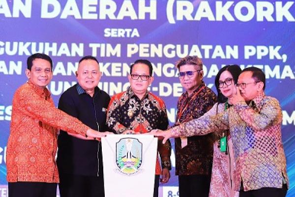 Penjabat (Pj) Gubernur Jawa Timur Adhy Karyono mengapresiasi sejumlah capaian bidang kesehatan di Jatim saat membuka Rapat Koordinasi Kesehatan Daerah (Rakorkesda) Jatim 2024 di Hotel Novotel Samator Surabaya, Kamis (08/08).