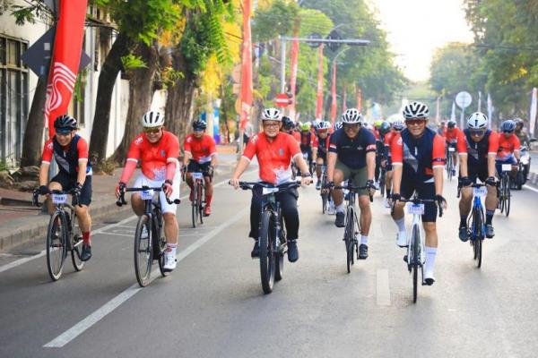 Penjabat (Pj.) Gubernur Jawa Timur Adhy Karyono melepas 250 peserta Road Bike II Gowes Kemerdekaan dalam rangka Memperingati Hari Kemerdekaan Republik Indonesia ke- 79 di Halaman Gedung Negara Grahadi, Sabtu (24/7) pagi.
