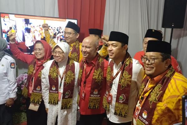 Usung Tagline Resik-Resik Jatim, Risma dan Gus Hans Daftar Pilgub Jatim