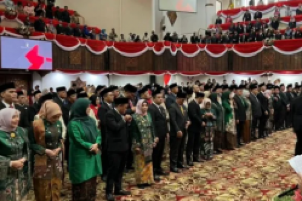 Ketua PT Surabaya Pimpin Pengucapan Sumpah 120 Anggota DPRD Jatim 2024-2029 