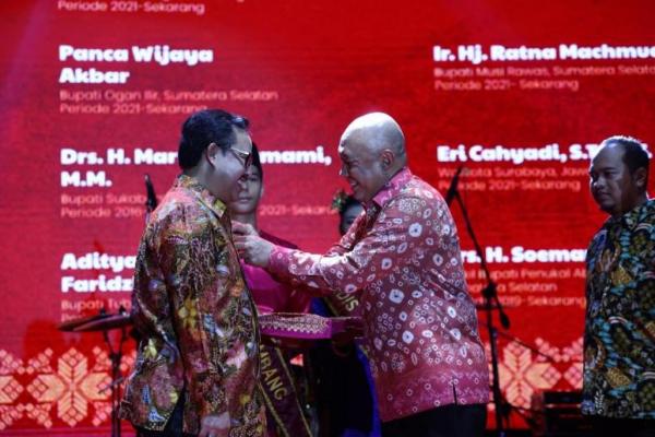 Wali Kota Surabaya Eri Cahyadi meraih penghargaan Tanda Jasa Bakti Koperasi dan Usaha Kecil dan Menengah Tahun 2024 dari Menteri Koperasi dan UKM (Kemenkop UKM) Republik Indonesia (RI), Teten Masduki. Penghargaan Tanda Jasa Bakti tersebut diberikan kepada Wali Kota Eri Cahyadi, sebagai tanda kehormatan atas Jasa dan Darmabaktinya dalam menggerakkan perkoperasian dan UKM di Kota Surabaya.