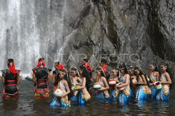Upacara Siraman Sedudo adalah salah satu upacara adat yang diadakan di Air Terjun Sedudo