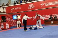Atlet para taekwondo Jawa Timur, Moch Saerozi (kanan), mengikuti aba-aba wasit usai mengkanvaskan lawan tandingnya atlet para taekwondo Robertus Febry dari DI Yogyakarta, pada pertandingan nomor K44 -70 kilogram putra, Pekan Paralimpiade Nasional (Peparnas) XVII/2024 di Solo, Jawa Tengah, Kamis (10/10/2024). Moch Saerozi berhasil menyumbang medali perunggu dari cabor para taekwondo ini. (Foto.Wahyoe Boediwardhana)  
