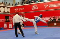 Atlet para taekwondo putri Jawa Timur, Ria Yulianti (kanan) menyarangkan tendangan kepada atlet para taekwondo Mila Saparini dari Sumatera Utara, di ajang semifinal Pekan Paralimpiade Nasional (Peparnas) XVII/2024 di Solo,Jawa Tengah. Ria yang melaju ke babak final akhirnya berhasil meraih medali emas setelah mengalahkan mengalahkan Rahmatul Hidayah dari Riau. (Foto. Wahyoe Boediwardhana)   