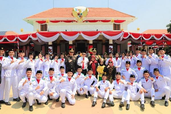 Penjabat Gubernur Jawa Timur Adhy Karyono menjadi Inspektur Upacara Peringatan Sumpah Pemuda ke-96 bertema `Maju Bersama, Indonesia Raya` di Halaman Gedung Negara Grahadi, Surabaya, Senin (28/10).
