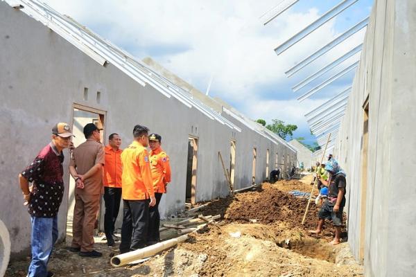 Kalaksa BPBD Jatim Tinjau Pembangunan Hunian Relokasi  Korban Banjir di Banyuwangi 