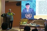 Ahli sejarah Unesa Prof Setya Yuwana memaparkan keberhasilan Presiden Soeharto semala berkuasa 32 tahun. Keberhasilan tersebut menurut Setya Yuwana bisa menjadi pertimbangan negara untuk menetapkan Soeharto sebagai Pahlawan Nasional ( Foto : Hermawan )