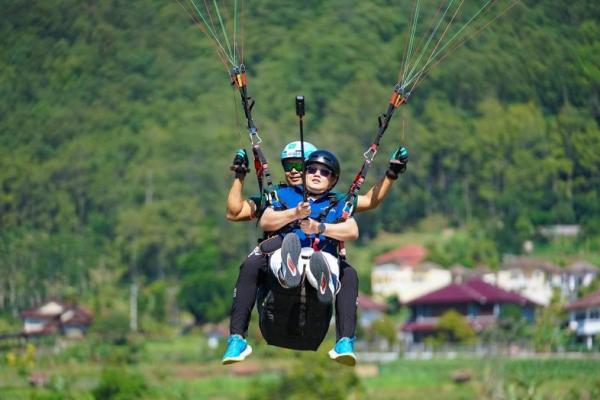 Pj. Gubernur Jatim dan Pj. Gubernur Lampung Nikmati Wisata Tandem Paralayang di Kota Batu