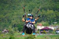 Pj. Gubernur Jatim dan Pj. Gubernur Lampung Nikmati Wisata Tandem Paralayang di Kota Batu