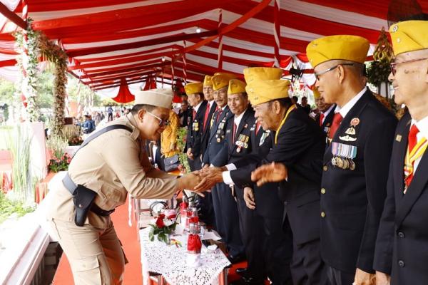 Pj Gubernur Jatim Pimpin Upacara Hari Pahlawan, Silaturahmi Dengan Keluarga Pahlawan