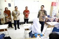 Adhy Karyono Tinjau Uji Coba Program Makan Bergizi di SMA dan SMK di Surabaya