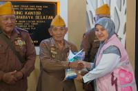 Momentum Hari Pahlawan digunakan oleh PLN untuk memberikan bantuan sosial serta pemeriksaan gratis bagi para veteran ( Foto : Humas PLN )