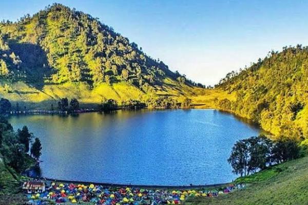 Ranu Kumbolo, Gunung Semeru banyak didatangi wisatawan dan pendaki gunung karena keindahannya 