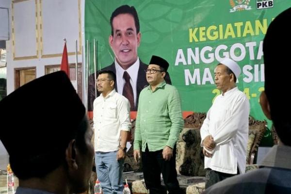 Anggota DPR RI Komisi XIII Ahmad Iman Sukri dalam Kegiatan Reses di Pondok Pesantren Hidayatul Mubtadiin, Plumpung, Plaosan, Kabupaten Magetan, pada Minggu (15/12/2024). 