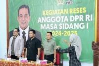 Anggota DPR RI Komisi XIII Ahmad Iman Sukri bertemu dengan masyarakat di Gedung Pertemuan Kelurahan Sidoharjo, Kabupaten Pacitan, pada Sabtu (14/12).