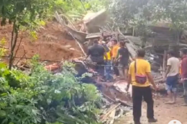 Alat Berat Dikerahkan Cari Korban Tanah Longsor di Jombang